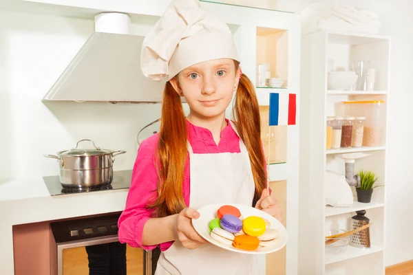 Jeune boulanger français avec assiette — Photo