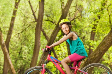 Bisiklete binme gülümseyen genç kız 
