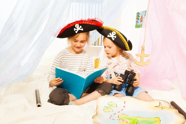 Pirate's kostymer läser saga — Stockfoto