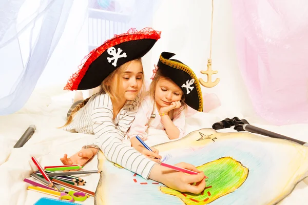 Pirates drawing the treasure map — Stock Photo, Image