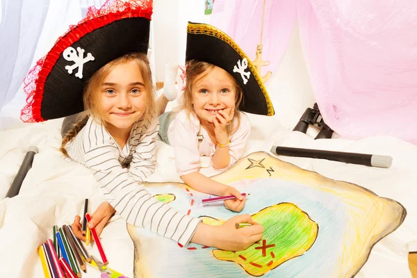 Pirates drawing the map of Treasure Island — Stock Photo, Image