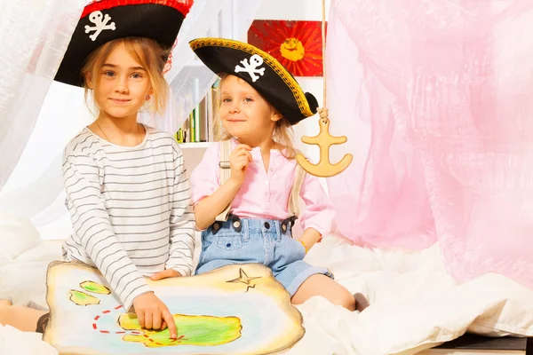 Две маленькие девочки играют в пиратов — стоковое фото