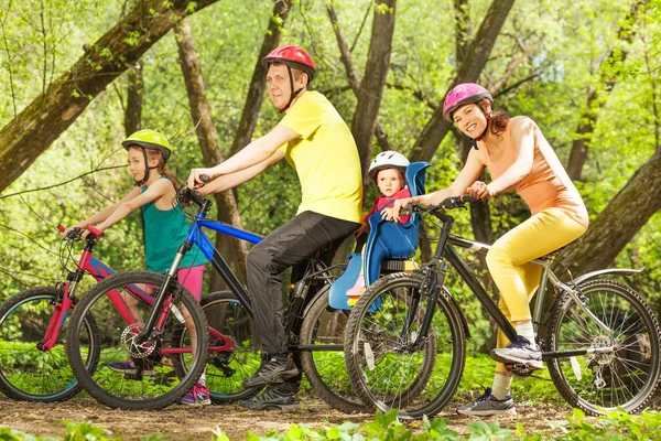 Активная семья на велосипедах — стоковое фото