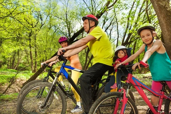 Sportliche Familienradtour — Stockfoto