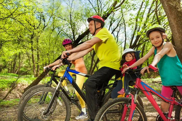 Balade à vélo familiale sportive — Photo