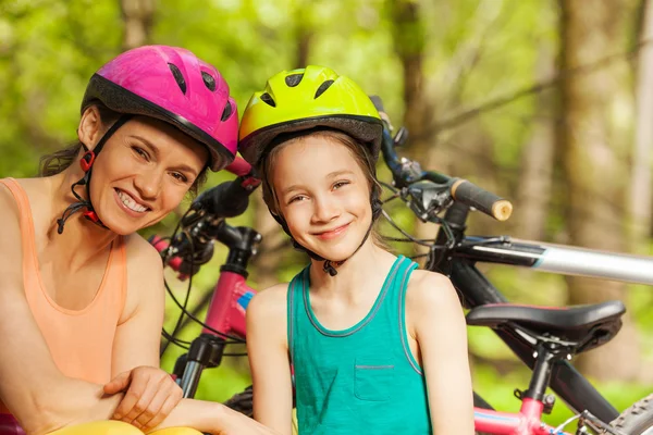 Sportliches Mädchen und ihre Mutter — Stockfoto