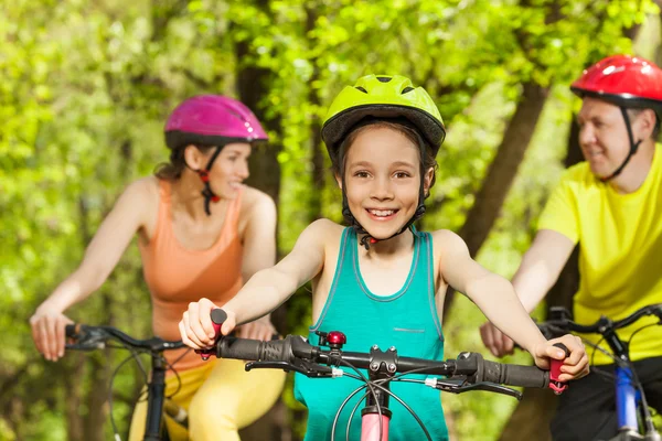 Meisje met ouders tijdens fiets rijden — Stockfoto
