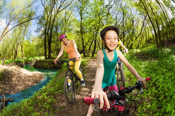 Mädchen radelt im Park — Stockfoto