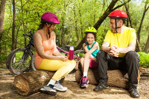 Família relaxante após o ciclismo — Fotografia de Stock