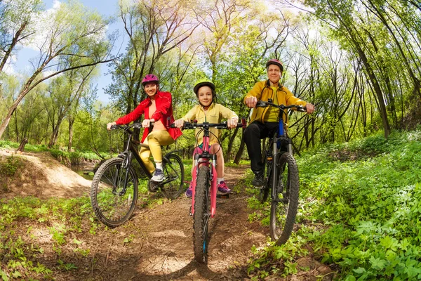 Glückliche Familie Mountainbiken — Stockfoto