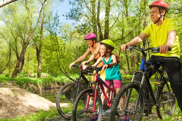 Glada cyklister beundra landskapet — Stockfoto