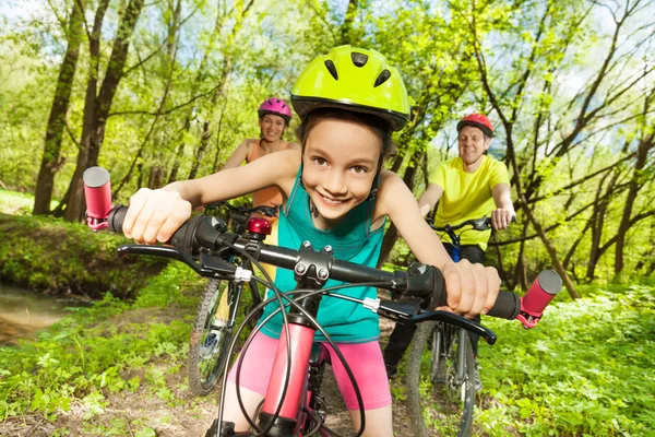 Ragazza in sella alla sua mountain bike — Foto Stock