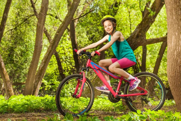 Sorridente ragazza ciclismo — Foto Stock