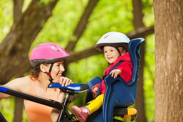 Sporty mamma e suo figlio — Foto Stock