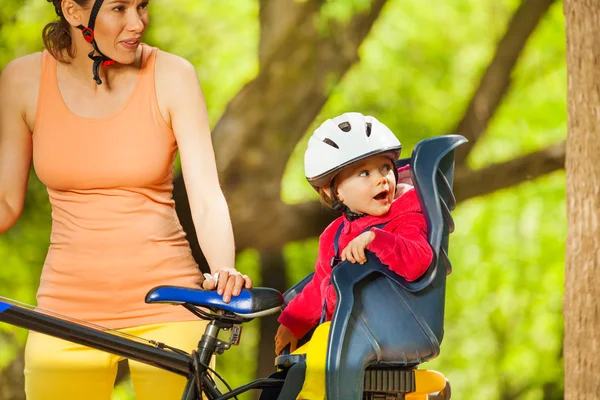 Mädchen sitzt im Fahrradsitz — Stockfoto