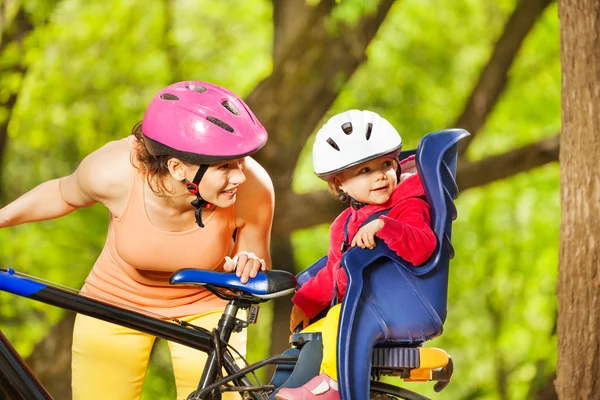 Mãe e menina sentadas no assento da bicicleta — Fotografia de Stock