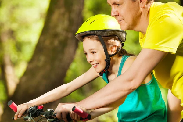 Lachende meisje leren rijden w — Stockfoto