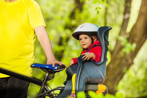 Kleines Mädchen sitzt im Fahrrad — Stockfoto