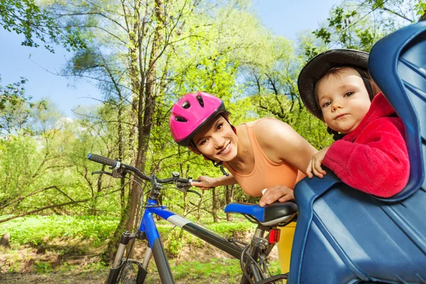 Niña en asiento de bicicleta — Foto de Stock