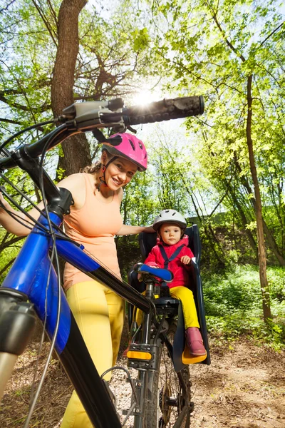 Mujer montando a su hija en bicicleta — Foto de Stock