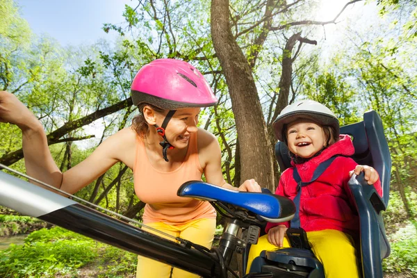 Feliz niña en el asiento de la bicicleta — Foto de Stock