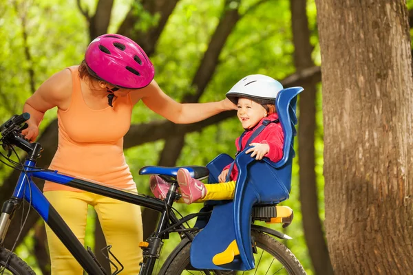 Małe dziecko Dziewczyna zabawy na rowerze — Zdjęcie stockowe