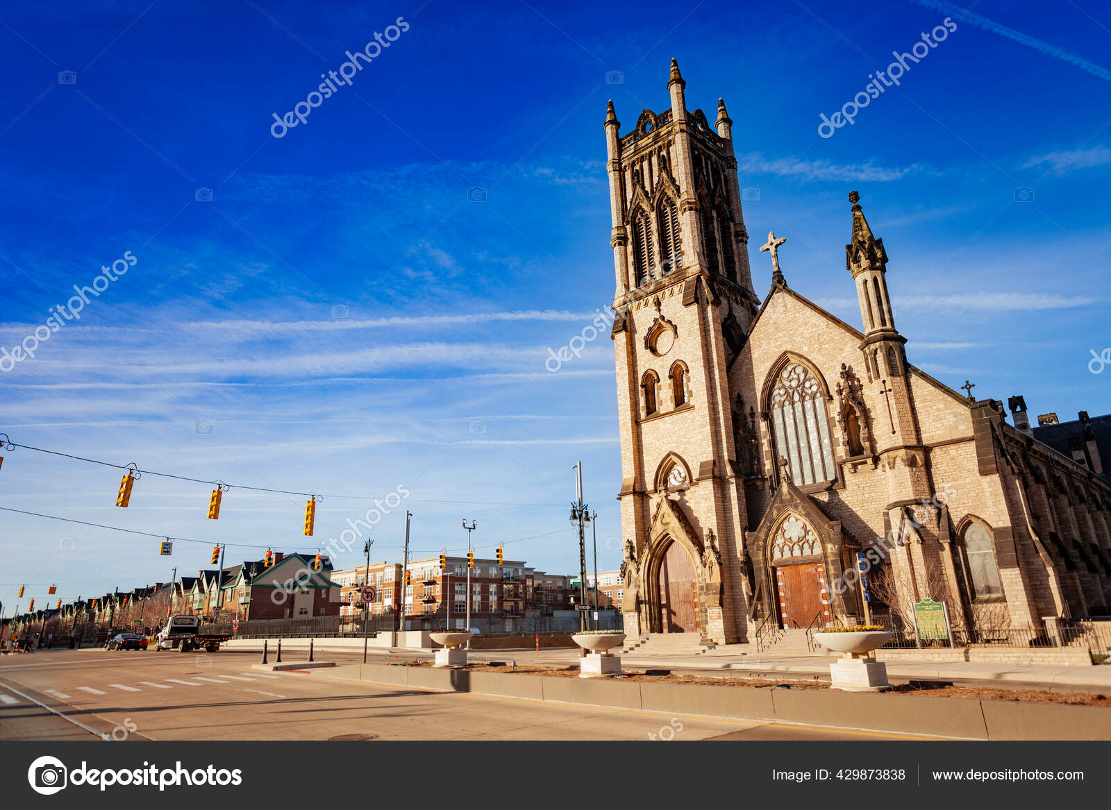 美国密歇根州底特律伍德沃德街的圣约翰圣公会教堂——图库图片© serrnovik #429873838
