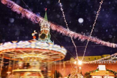 Rusya, Moskova 'daki Kremlin saat kulesinde yeni yıl süslemeleriyle kırmızı meydanda Noel panayırı