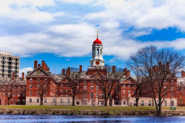 Cambridge 'deki Dunster House ve Massachusetts Charles River' ın ön görüntüsü, ABD