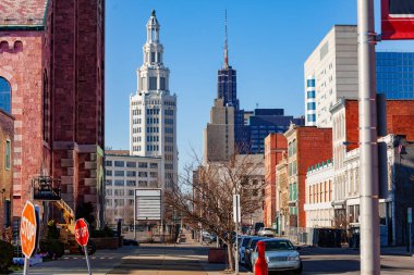 Buffalo, New York 'taki Saint Michael Kilisesi' nden Washington Caddesi 'ne bakın.