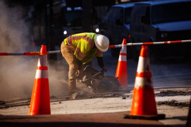 ABD 'nin dışındaki yol çalışmaları sırasında işçiler sokakta beton kesiyor.