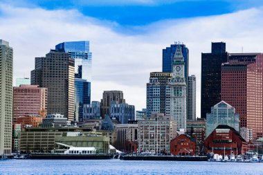 Boston şehir merkezi manzaralı saat kulesiyle iç liman Massachusetts, ABD