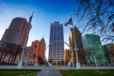 Detroit, ABD 'de, Hart Plaza' daki Michigan İşçi Mirası Anıtı şehir merkezinde Amerikan bayraklarıyla nehir kabartması yakınlarında.