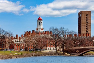 Boston Üniversitesi Köprüsü yakınlarındaki Dunster House Cambridge panoraması ve Charles River Massachusetts, ABD
