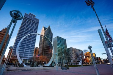 Detroit, ABD 'de Hart Plaza' daki Michigan İşçi Mirası Anıtı nehir kıyısında.