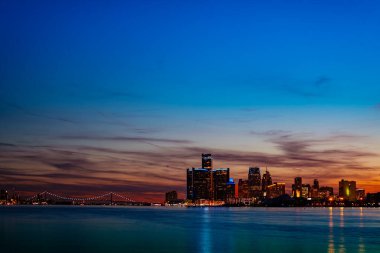 Detroit şehir merkezindeki gökdelenler ve nehrin gece manzarası Belle Adası, Michigan ABD 'den.