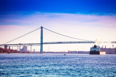 Detroit, MI USA 'den Windsor Ontario Kanada' ya ve yük gemisine Büyükelçi Köprüsü manzarası