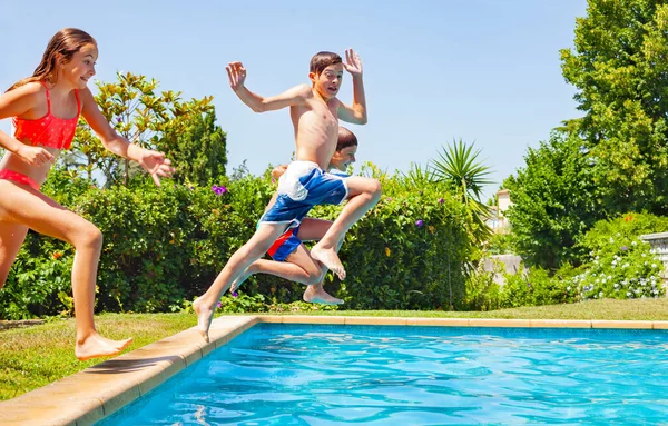 Bir Grup Arkadaş Içinde Mutlu Bir Çocuk Birlikte Yüzme Havuzuna — Stok fotoğraf