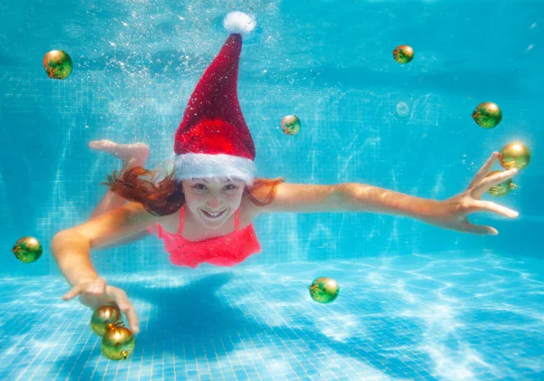 Chica Feliz Buceo Nadar Bajo Agua Con Bolas Decoración Navidad — Foto de Stock