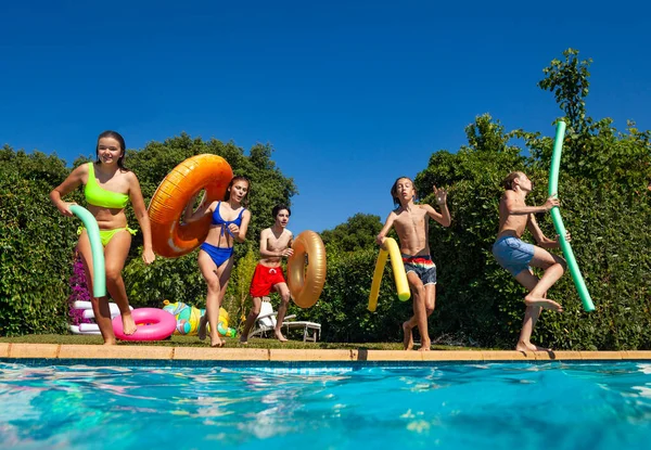 Група Дітей Підлітків Розважається Басейні Дайвінг Пончиками Стрибок Бризки Воді — стокове фото