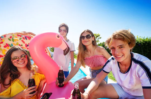 Adolescentes Meninas Conversam Bebem Refrigerante Comemorando Sentado Piscina Fronteira Com — Fotografia de Stock