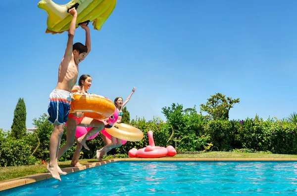 Meninos Felizes Com Meninas Crianças Segurando Brinquedos Infláveis Mergulhar Piscina — Fotografia de Stock