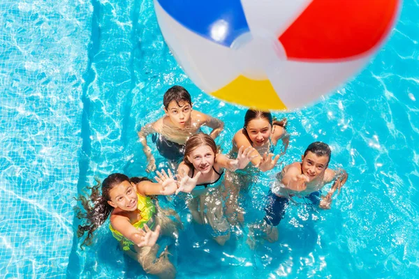 Muchos Niños Piscina Juegan Con Vista Inflable Bola Arriba Que —  Fotos de Stock