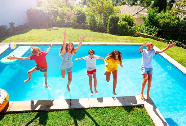 Grupo Niños Adolescentes Felices Aire Caen Agua Piscina Manos Arriba —  Fotos de Stock