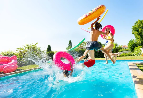 Gruppe Fröhlicher Teenager Mit Aufblasbarem Spielzeug Springt Und Planscht Wasserbecken — Stockfoto