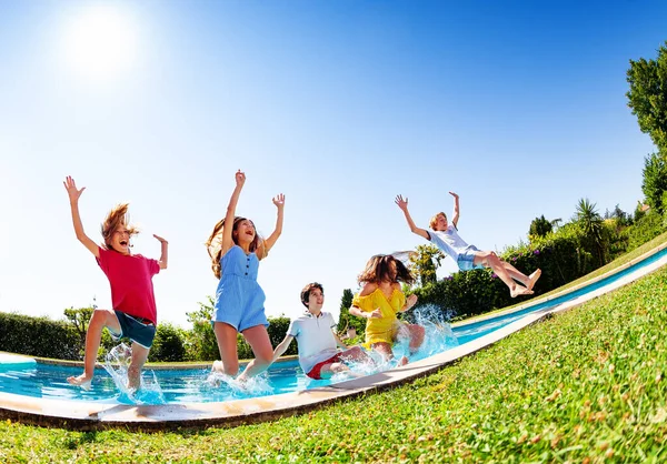 Feliz Grupo Risa Los Niños Caen Chapotean Agua Piscina Vista —  Fotos de Stock