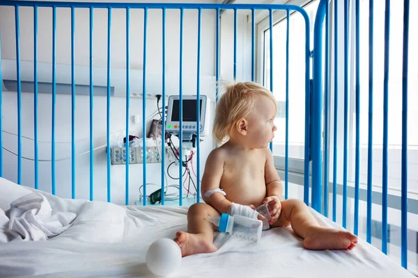 Criança Bonito Sentar Cama Hospital Com Cateter Sua Mão Garrafa — Fotografia de Stock
