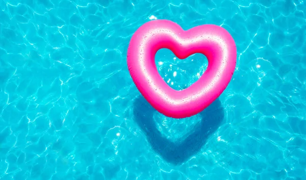 漂亮的玫瑰心形浮标在游泳池里游来游去 — 图库照片