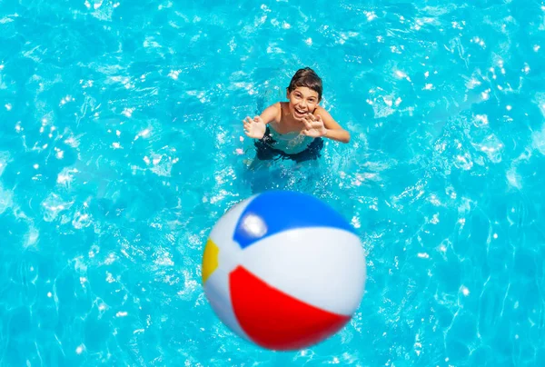 Junge Steht Schwimmbad Werfen Aufblasbaren Ball Blick Von Oben — Stockfoto