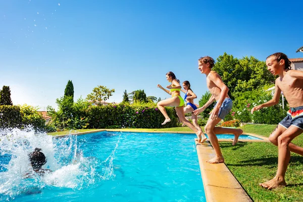 Groupe Adolescents Heureux Courent Dans Piscine Eau Sautant Ensemble Vue — Photo